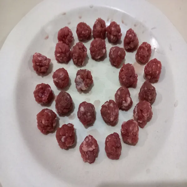 Bentuk daging giling menjadi bola-bola dengan ukuran 1 sdt