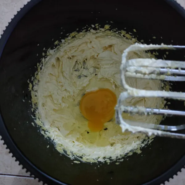 Masukkan selang seling antara telur dan campuran tepung hingga habis, sambil di mixer hingga tercampur rata.