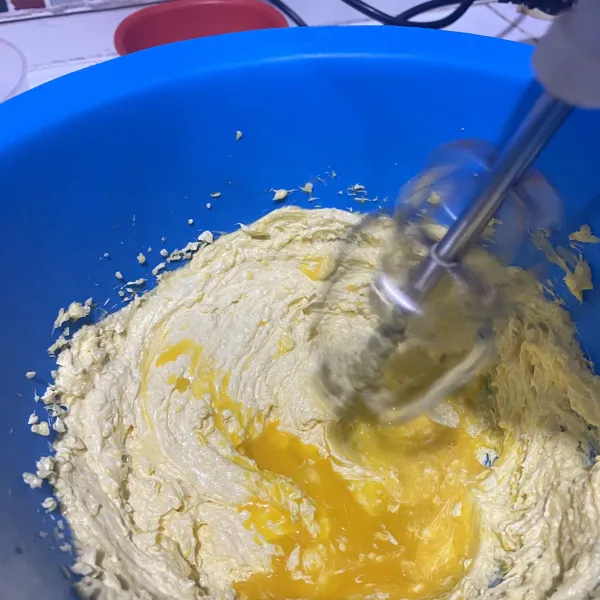 Lalu masukkan gula pasir, kocok sampai adonan creamy. Masukkan telur satu persatu, kocok rata.