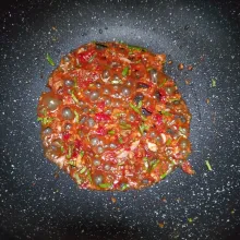 Panaskan wajan anti lengket dan beri 1 sdm minyak, lalu tumis bumbu hingga matang.