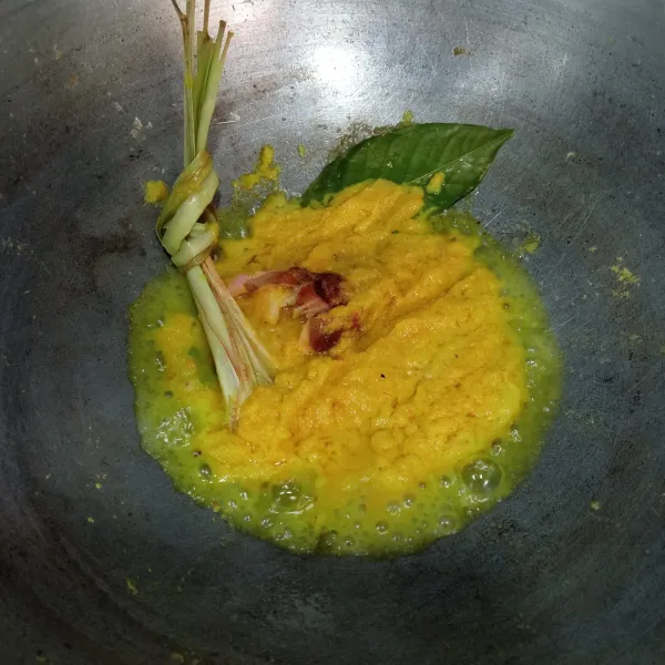 Tumis bumbu halus sampai wangi, lalu masukkan daun salam, serai, dan lengkuas.
