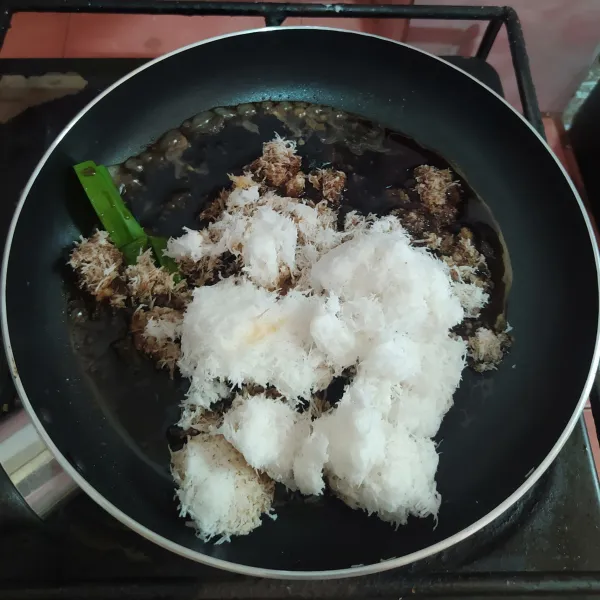 Masak gula merah, air, garam dan daun pandan. Saring, lalu tuang ke dalam pan dan masukkan kelapa parut.