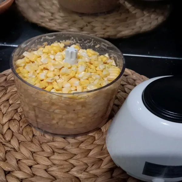 Setelah bumbu halus, masukkan jagung dan blender kembali.