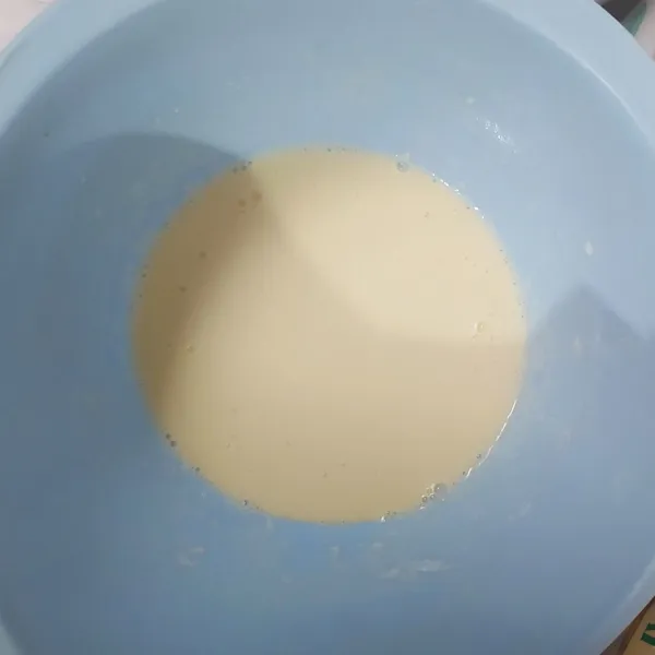 Dalam wadah, masukkan tepung terigu, tepung tapioka, vanili bubuk, gula dan garam, aduk rata. Masukkan telur dan santan instan. Tuang air sedikit demi sedikit sambil diaduk dengan balloon whisk.