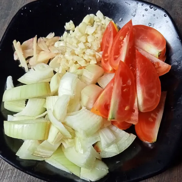 Cincang bawang putih, potong-potong bawang bombay, tomat dan jahe.