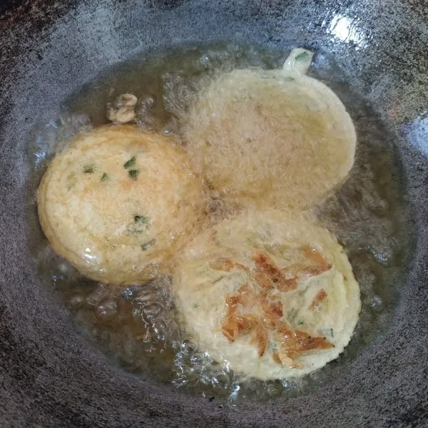 Goreng bakwan hingga matang.