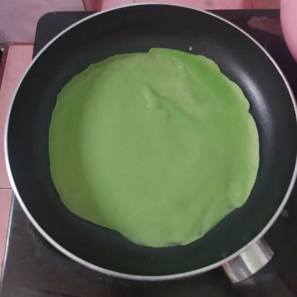 Panaskan pan anti lengket, setelah panas poles dengan minyak goreng lalu tuang 1 hingga 1½ centong sayur, ratakan. Gunakan api kecil.