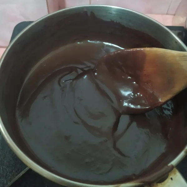 Masak air, gula pasir, garam, susu bubuk dan coklat bubuk, aduk hingga larut. 
Setelah hampir mendidih, masukkan maizena yang sudah diencerkan dengan air, aduk-aduk terus sampai mengental. Setelah matang, sisihkan dan biarkan dingin.