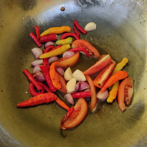 Cuci bersih cabai, bawang merah, bawang putih, dan tomat. Goreng hingga matang kurang lebih selama 5 menit.