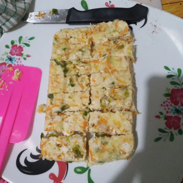 Saat sudah dingin, potong sesuai selera.