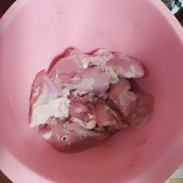 Kucuri ayam dengan jeruk nipis, remas-remas lalu diamkan 10 menit. Cuci hingga bersih lalu marinasi dengan garam, lada dan saus tiram. Diamkan selama 30 menit.