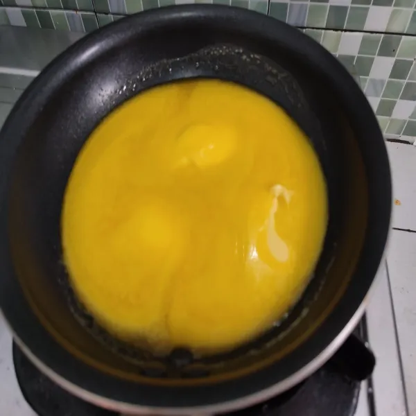 Lelehkan margarin, kemudian biarkan hingga dingin.