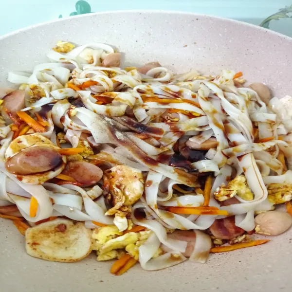 Beri bumbu lada bubuk, kecap manis, kecap asin, kaldu jamur, saus tiram, dan kecap ikan.