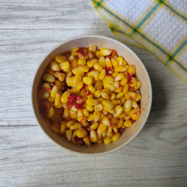 Penyajian : masukkan jagung ke dalam wadah, beri sambal di atasnya. Sebelum dimakan, aduk terlebih dahulu.