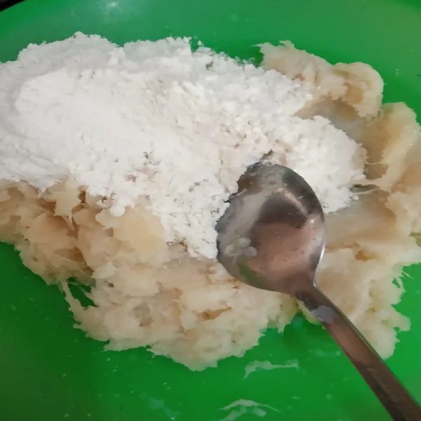 Masukkan tepung terigu, campur rata.