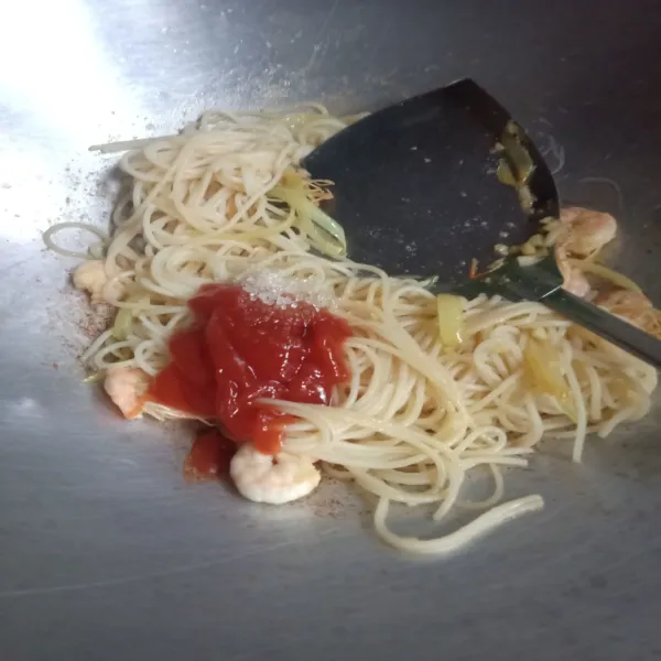 Masukkan spaghetti, saos tomat, garam, kecap inggris, dan gula pasir lalu aduk sampai rata.