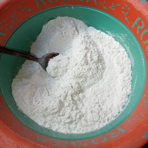 Campur tepung beras, tepung tapioka, gula pasir dan garam.