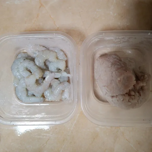 Siapkan daging ayam dan udang yang setengah beku.