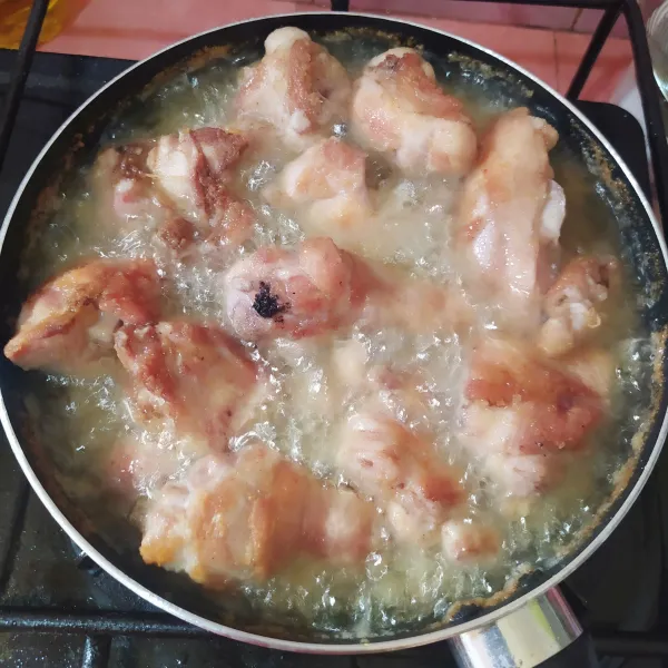 Goreng ayam hingga kecoklatan. Angkat dan tiriskan.