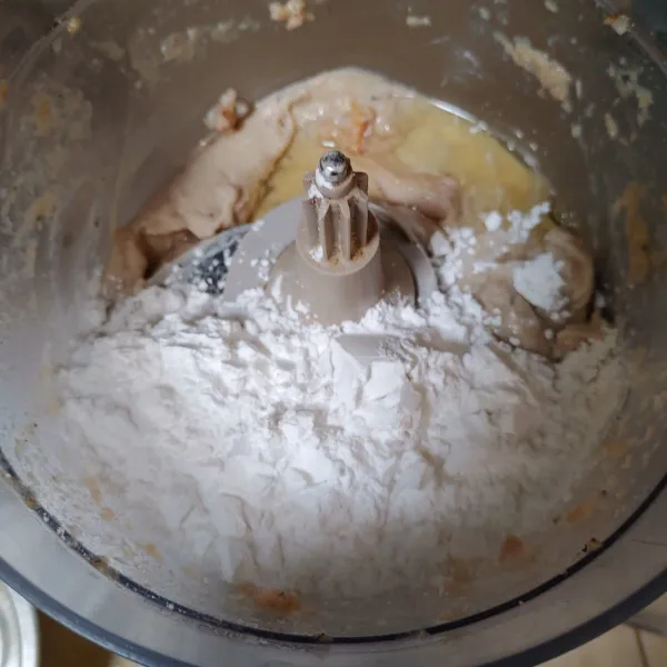 Masukan tepung tapioka, putih telur, garam, lada bubuk, dan kaldu jamur. lalu aduk lagi hingga merata.