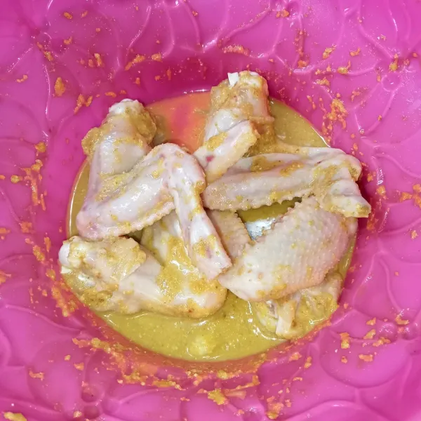 Campur ayam dan bumbu halus, aduk rata dan marinasi selama 30 menit.