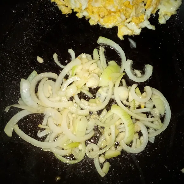 Masukkan bawang bombay dan bawang putih, lalu tumis hingga layu.