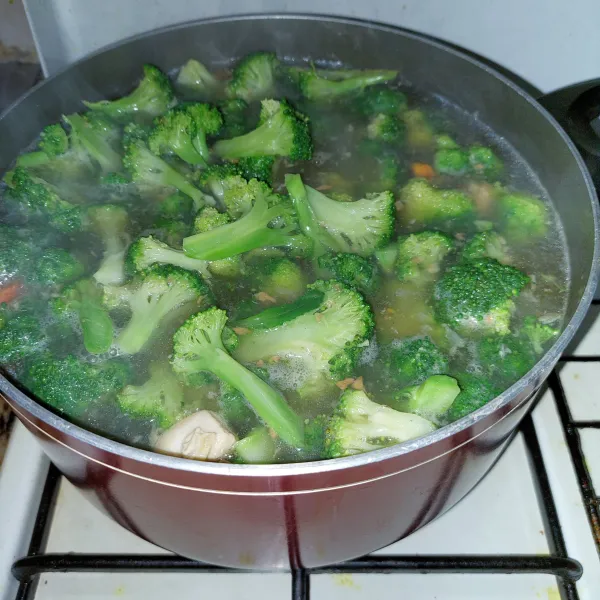 Masukkan brokoli, masak hingga mulai empuk.