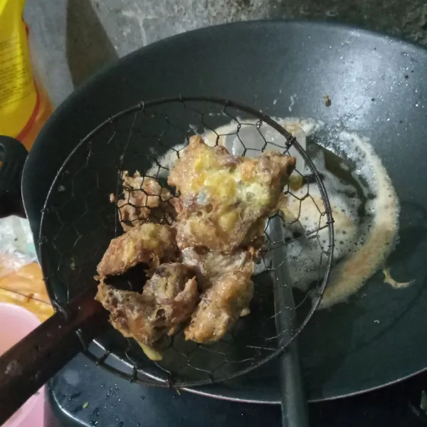 Goreng dalam minyak panas hingga kering. Angkat dan tiriskan.