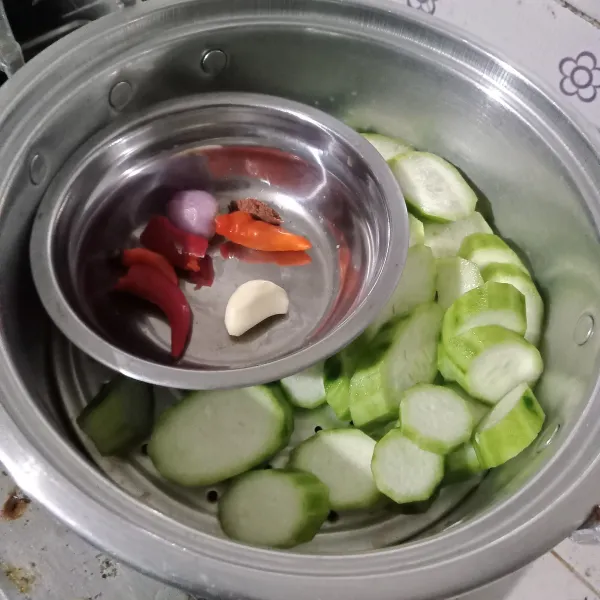 Panaskan kukusan, kukus semua bahan selama 5 menit.