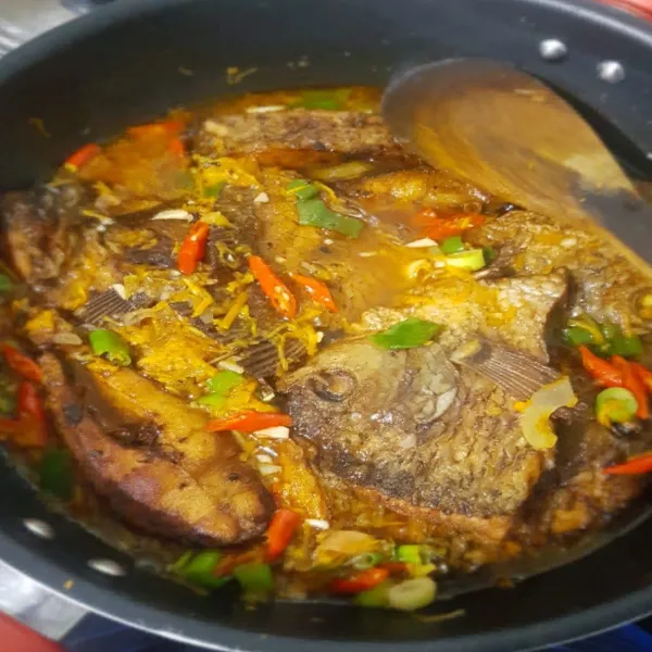 Masukkan ikan gurame yang telah di goreng, kemudian koreksi rasa kembali, bila sudah sesuai selera masakan siap disajikan.