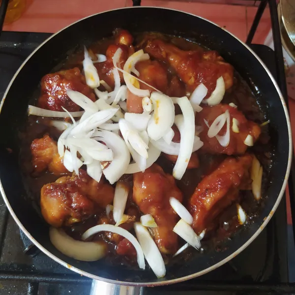 Setelah air menyusut, masukkan bawang bombay yang diiris panjang dan daun bawang. Aduk rata, masak sebentar saja supaya bawang bombay masih cruncy ketika dimakan.