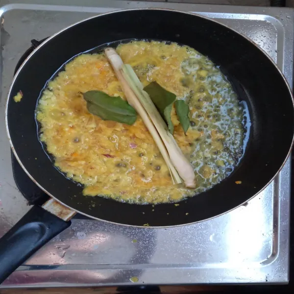 Haluskan bumbu soto. Panaskan minyak goreng, masukkan bumbu soto yang sudah dihaluskan, daun jeruk, dan sereh, masak hingga seluruh bumbu matang.