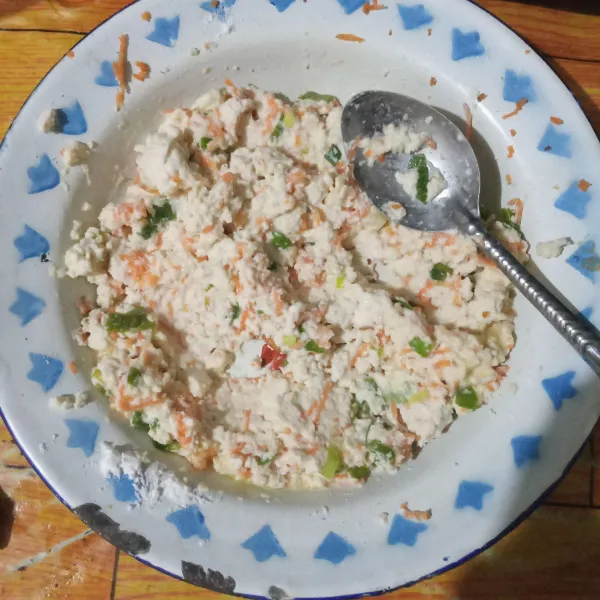 Masukkan telur kocok, lalu aduk hingga rata.