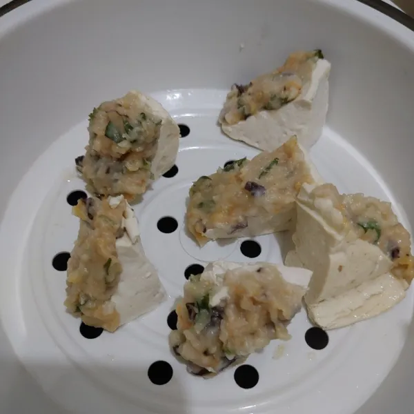 Kemudian kukus hingga bakso matang. Untuk kuah bakso,rebus tulang ayam hingga menjadi kaldu, masukan bawang daun dan seledri. Bumbui dengan garam, kaldu jamur, dan lada bubuk. Koreksi rasanya terlebih dahulu, kalau sudah pas sajikan kuah dengan bakso tahu. Selamat mencoba 😊