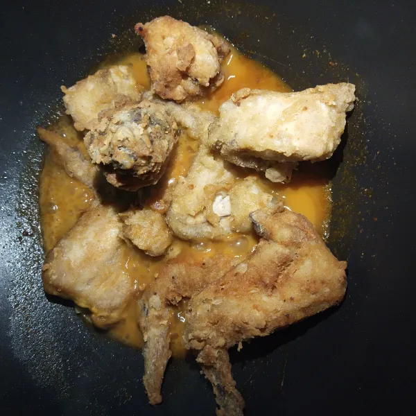Nah kemudian buat bumbu saosnya lalu masukkan ayam yang sudah digoreng, aduk sampai rata, masak hingga matang dan taburi dengan wijen dan siap disajikan.