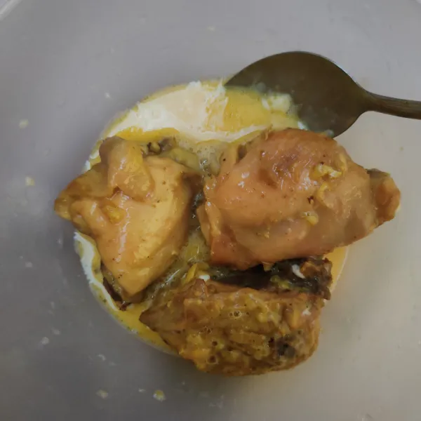 Campuran telur dan tepung maizena, aduk hingga tercampur rata. Lalu masukkan ayam, aduk rata.