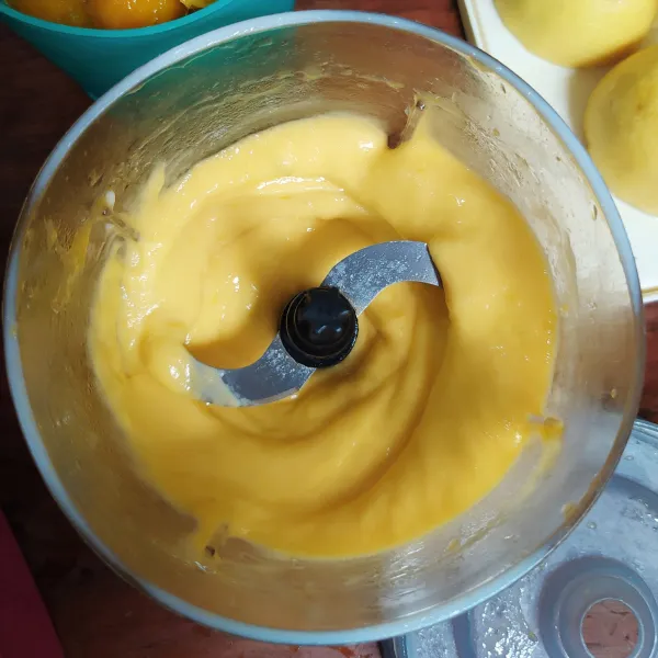 Masukkan mangga, gula dan buttermilk ke dalam blender lalu proses hingga halus.