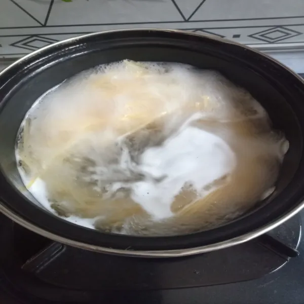 Didihkan air rebus spaghetti tambahkan sedikit garam masak sampai aldente.