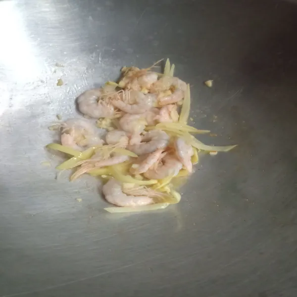 Tumis bawang putih, bawang bombay, dan udang dengan margarin sampai udang berubah warna.