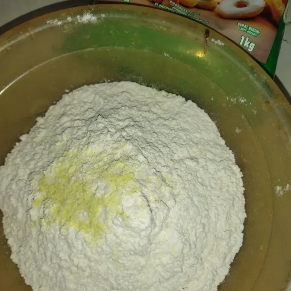 Siapkan bahan pelapis, yaitu tepung terigu, kaldu bubuk dan garam, lalu aduk rata.