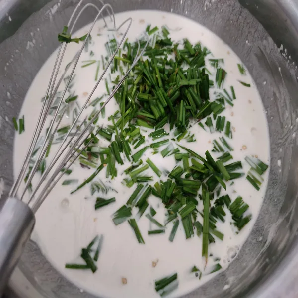Kemudian masukkan daun kucai, lalu aduk rata.