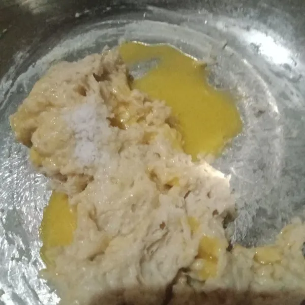 Tambahkan margarin cair dan garam aduk lagi, jika sudah sulit mengaduk dengan spatula ulen dengan tangan hingga kalis, lalu bulatkan, tutup dengan plastik wrap diamkan selama 30 menit atau sampai mengembang 2x lipat.