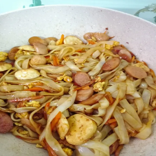 Aduk rata, masak hingga bumbu meresap rata. Lalu cicipi rasanya.