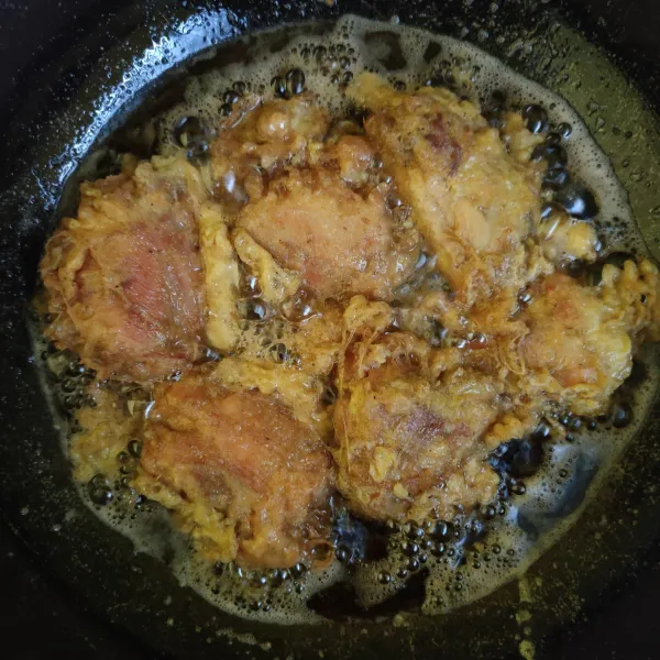 Goreng ayam hingga matang. Angkat, tiriskan.