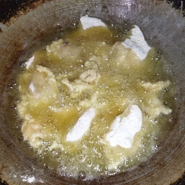 Lalu goreng dalam minyak goreng yang sudah panas, goreng hingga matang, krispi dan golden brown.