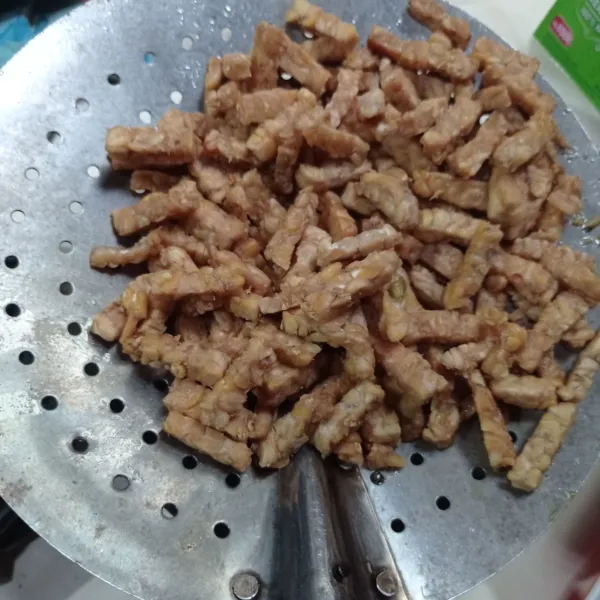 Potong tempe sesuai selera, goreng tempe hingga kering, tiriskan.