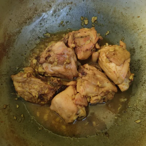 Masukkan ayam, masak hingga bumbu meresap dan air menyusut, matikan api.