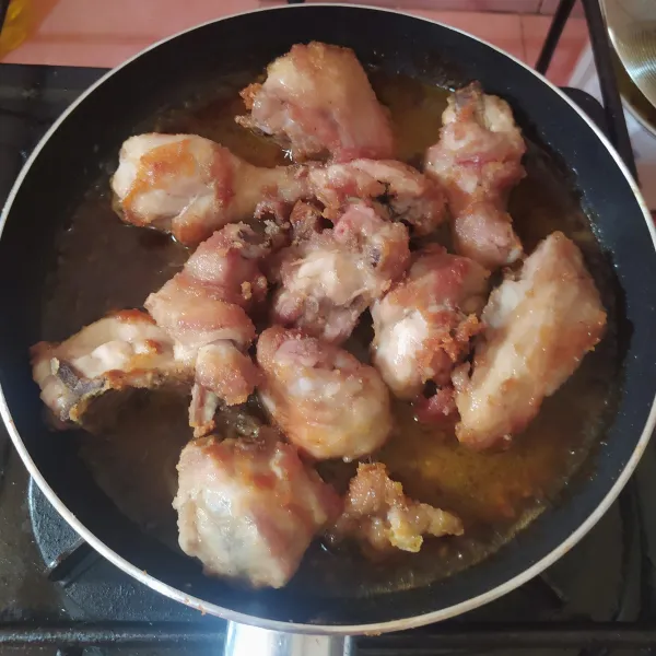 Tuang air lalu masukkan ayam. Aduk rata.