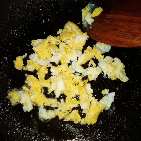 Panaskan sedikit minyak goreng, lalu masukkan telur, buat orak-arik. Sisihkan di pinggir wajan.