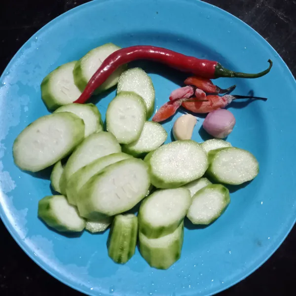 Potong gambas kecil-kecil, siapkan cabai serta bawang merah dan bawang putih.